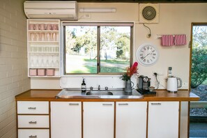 Lemari es, microwave, oven, dan kompor