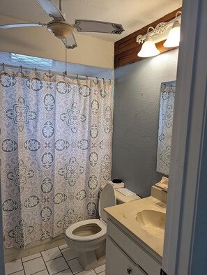 Dusche, Handtücher, Seife, Toilettenpapier