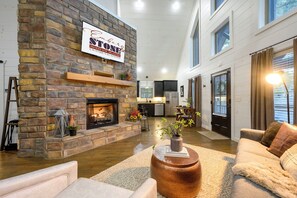 TV, fireplace - Walk to Local Attractions! Couples' Retreat! Outdoor Oasis! King Bed! (Broken Bow)