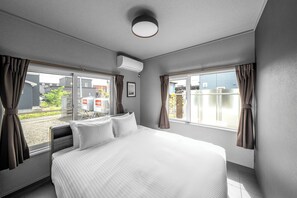 Een bureau, een strijkplank/strijkijzer, gratis babybedden, gratis wifi