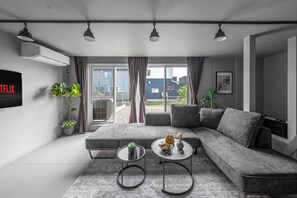 Living area - SNOWGARDEN YIG STAY (Furano)