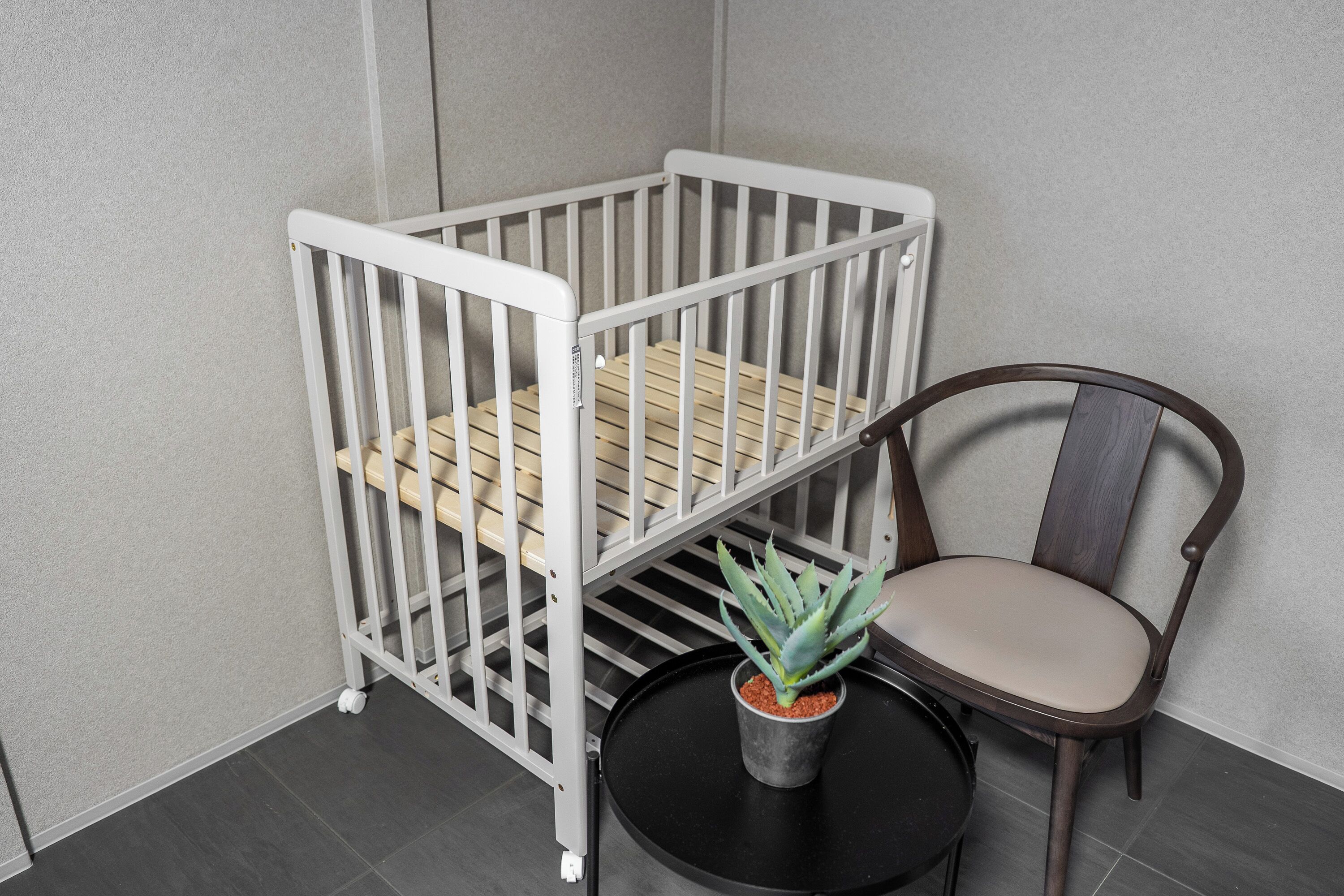 Escrivaninha, ferros/tábuas de passar roupa, berços grátis