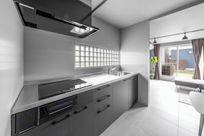 Réfrigérateur, four à micro-ondes, surface de cuisson