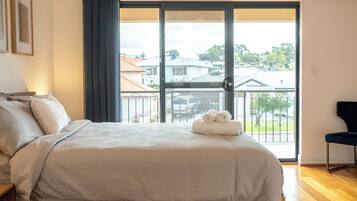 4 bedrooms, iron/ironing board, WiFi, bed sheets