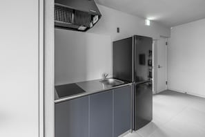 Réfrigérateur, micro-ondes, plaque de cuisson, chaise haute