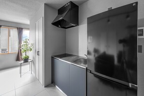 Réfrigérateur, micro-ondes, plaque de cuisson, grille-pain