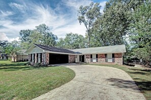 Exterior - The Rez Retreat - King Beds (Brandon)
