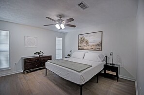 4 bedrooms, iron/ironing board, free WiFi, bed sheets - The Rez Retreat - King Beds (Brandon)