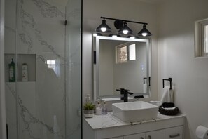 Shower, hair dryer, towels, soap - Stylish Home with Gorgeous Swimming Pool (Los Angeles)