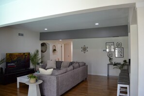 Smart TV - Stylish Home with Gorgeous Swimming Pool (Los Angeles)