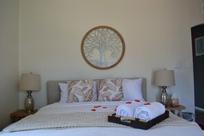4 bedrooms, WiFi, bed sheets - Stylish Home with Gorgeous Swimming Pool (Los Angeles)