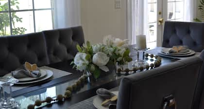 Stylish Home with Gorgeous Swimming Pool