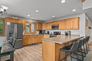 Kylskåp, mikrovågsugn, ugn och spishäll