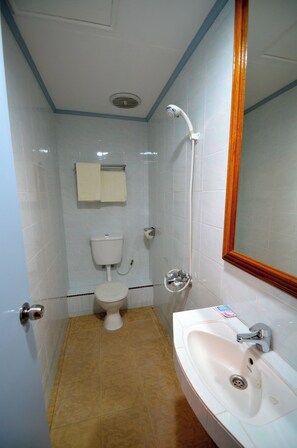 Basic Double Room | Bilik Mandi | Pancuran mandi, pengering rambut, selipar, sabun