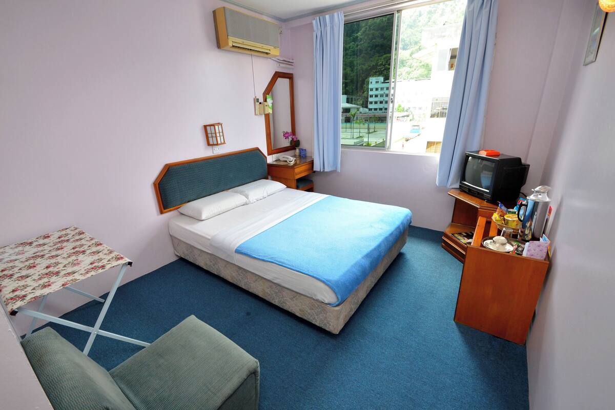Basic Double Room, Sea View | Blackout drapes, iron/ironing board (on request), WiFi (free)