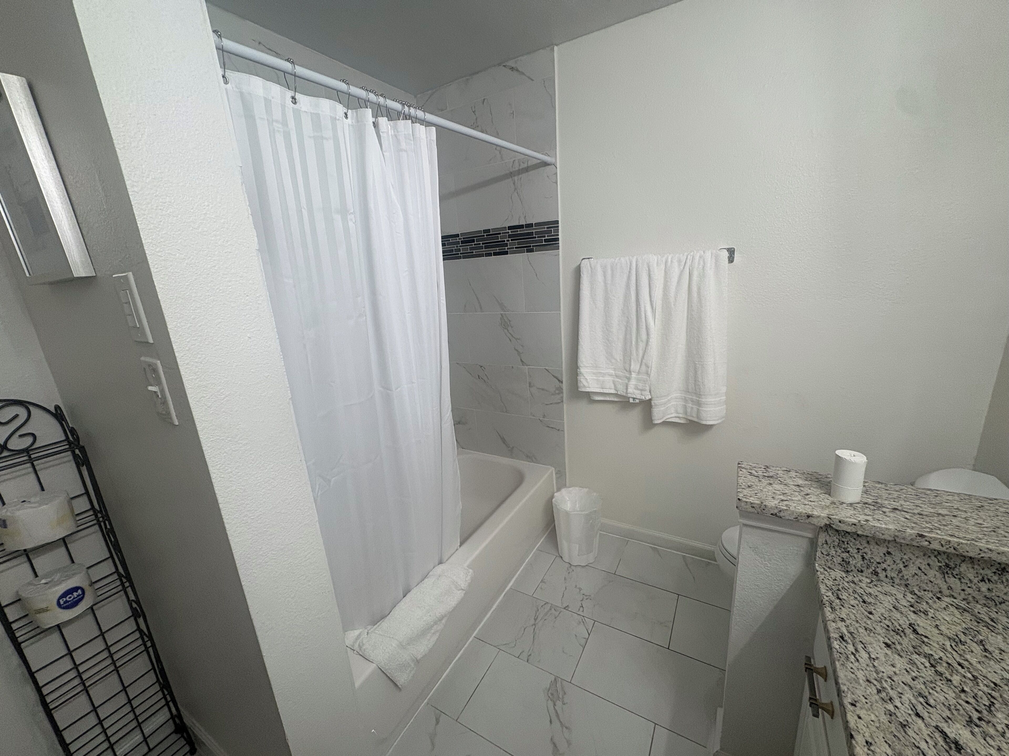 Haartrockner, Handtücher, Seife, Toilettenpapier