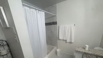 Haartrockner, Handtücher, Seife, Toilettenpapier