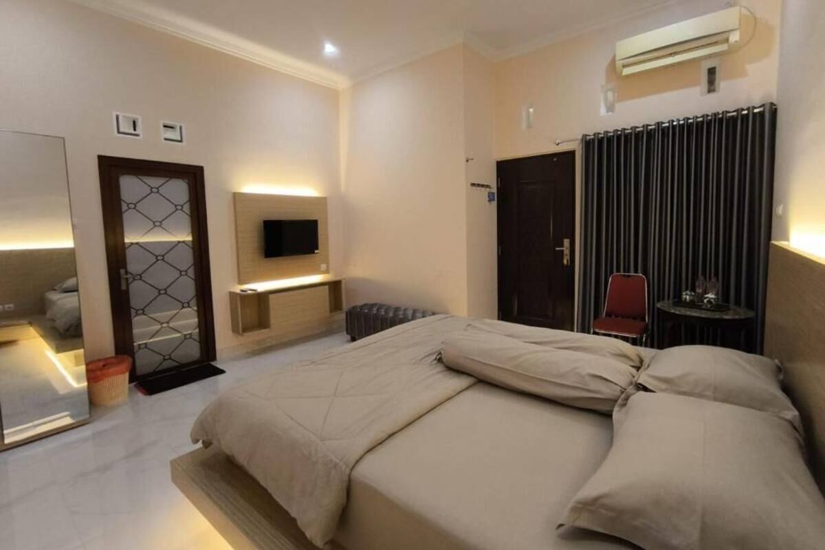 Egyptian cotton sheets, premium bedding, free WiFi, bed sheets