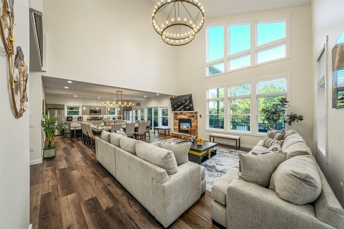 Älytelevisio, takka, videopelejä, pöytäjalkapallopöytä