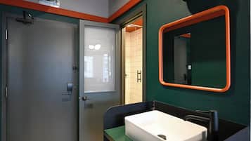 Studiosuite – premium, 1 queensize-seng | Vask på badet