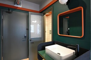 Premium Studio Suite, 1 Queen Bed | Bathroom sink