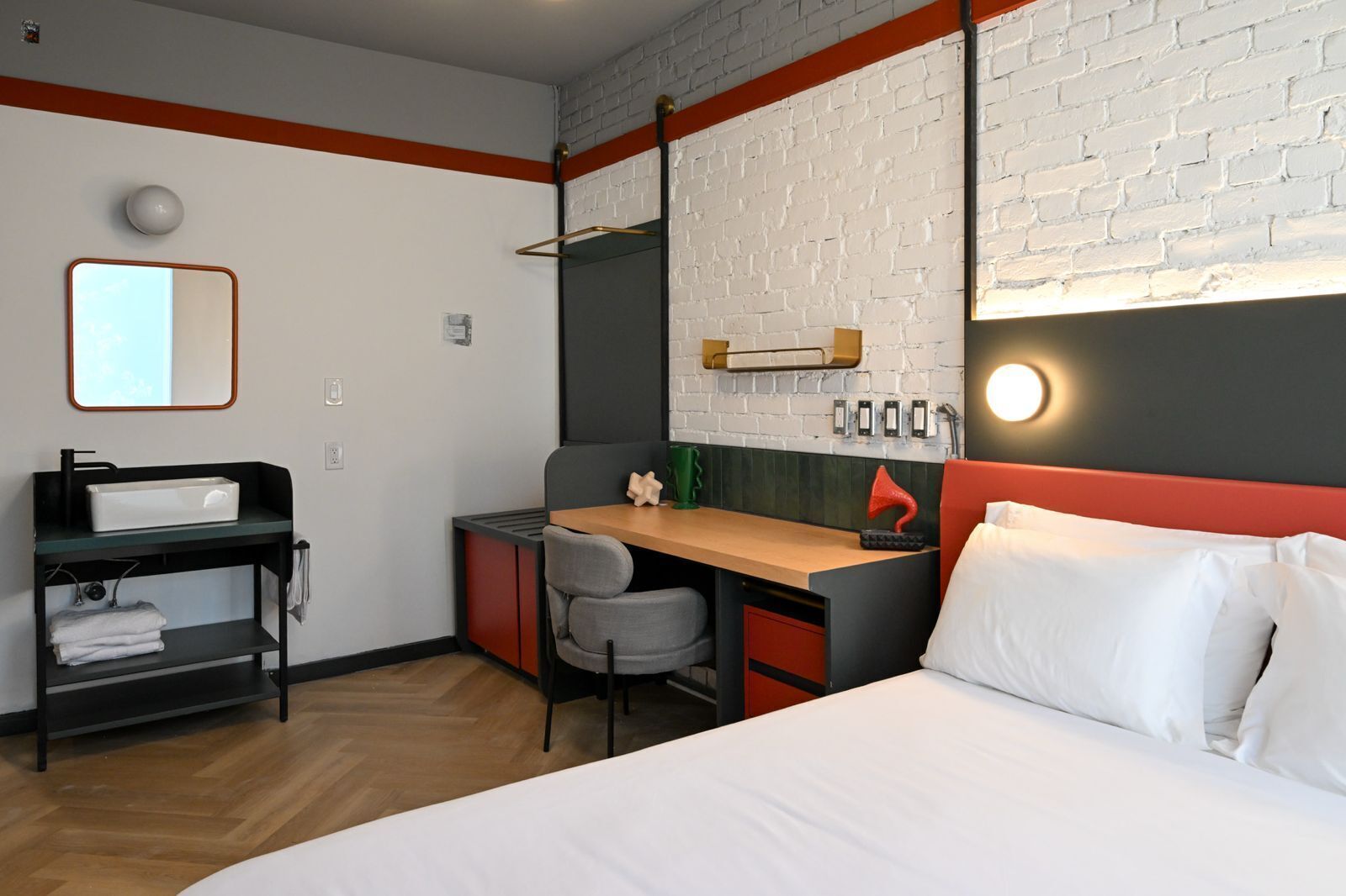 Habitación Deluxe, vistas a la ciudad | Caja fuerte, escritorio, espacio para trabajar con un portátil