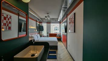 Studiosuite – premium, 1 queensize-seng | Safe på rommet, skrivebord og skrivebord for bærbar PC