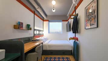 Økonomirom, 1 queensize-seng | Safe på rommet, skrivebord og skrivebord for bærbar PC