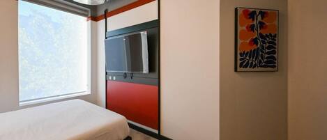 客房內保險箱、書桌、筆電工作空間、遮光布/窗簾