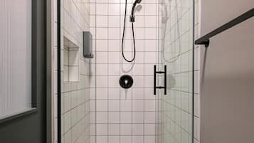 Quarto econômico, 1 cama Queen | Banheiro | Chuveiro, secador de cabelo, chinelos, toalhas de banho