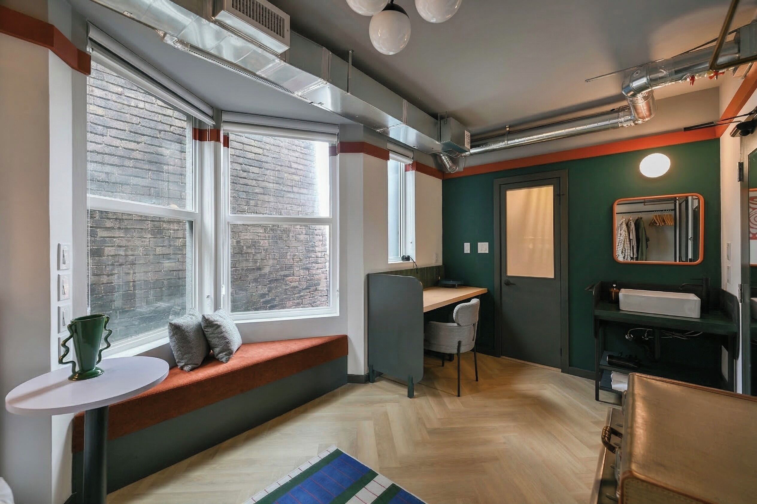 Studiosuite – standard, 1 queensize-seng | Safe på rommet, skrivebord og skrivebord for bærbar PC