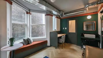 Studiosuite – standard, 1 queensize-seng | Safe på rommet, skrivebord og skrivebord for bærbar PC