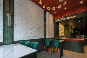 Daily to-go breakfast for a fee - Nomas Hotel (Toronto)