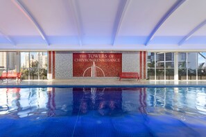 Piscine intérieure, piscine extérieure