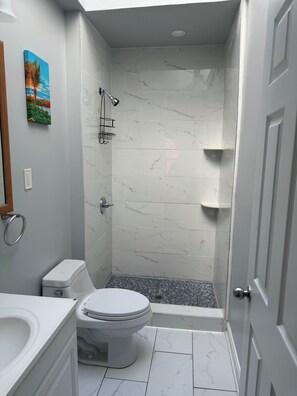 Towels, toilet paper - 2-bedroom 2-bathroom apartment with FREE Parking in enchanting Washington (Washington)