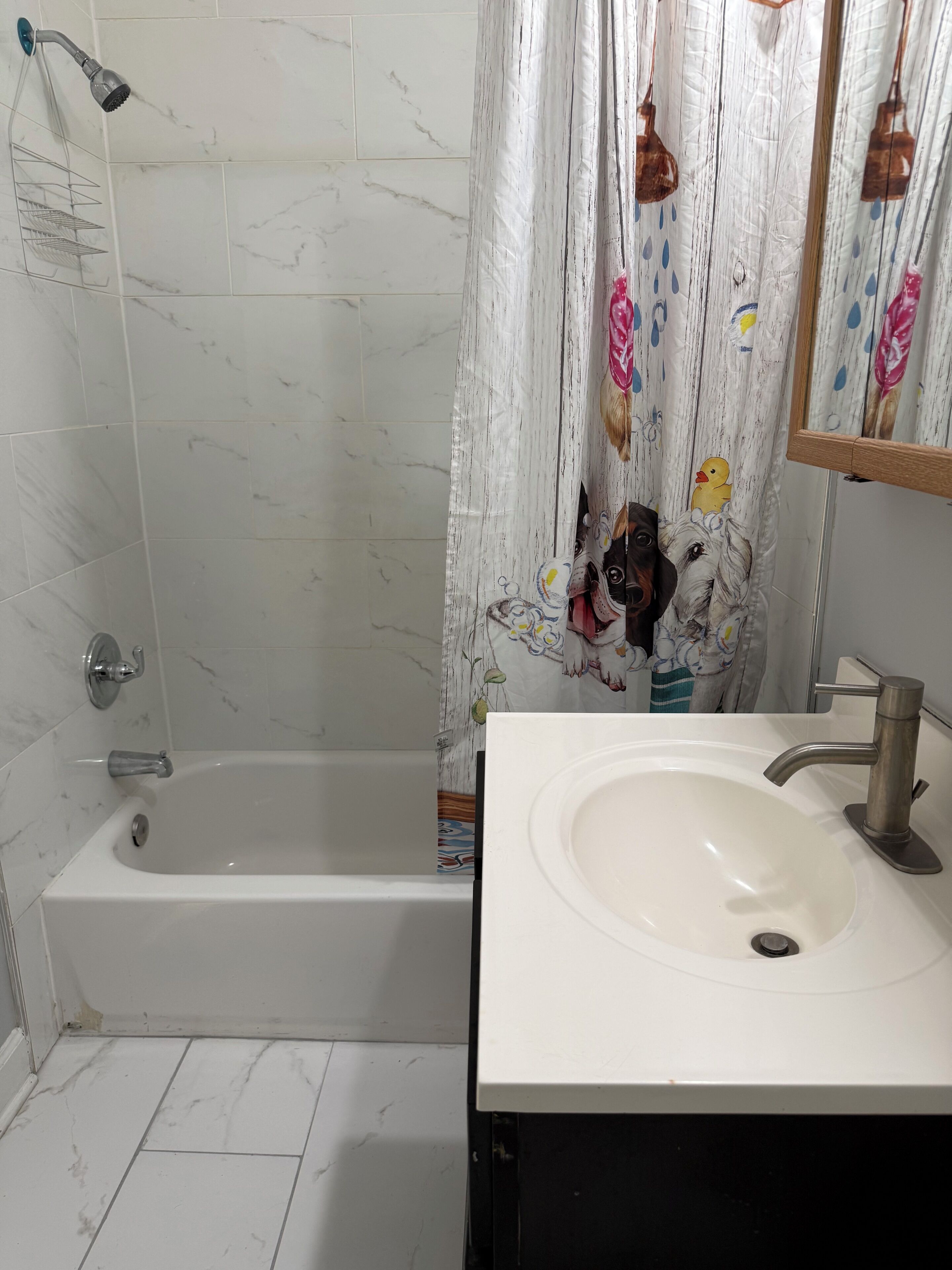 Un baño con bañera, lavamanos y ducha.