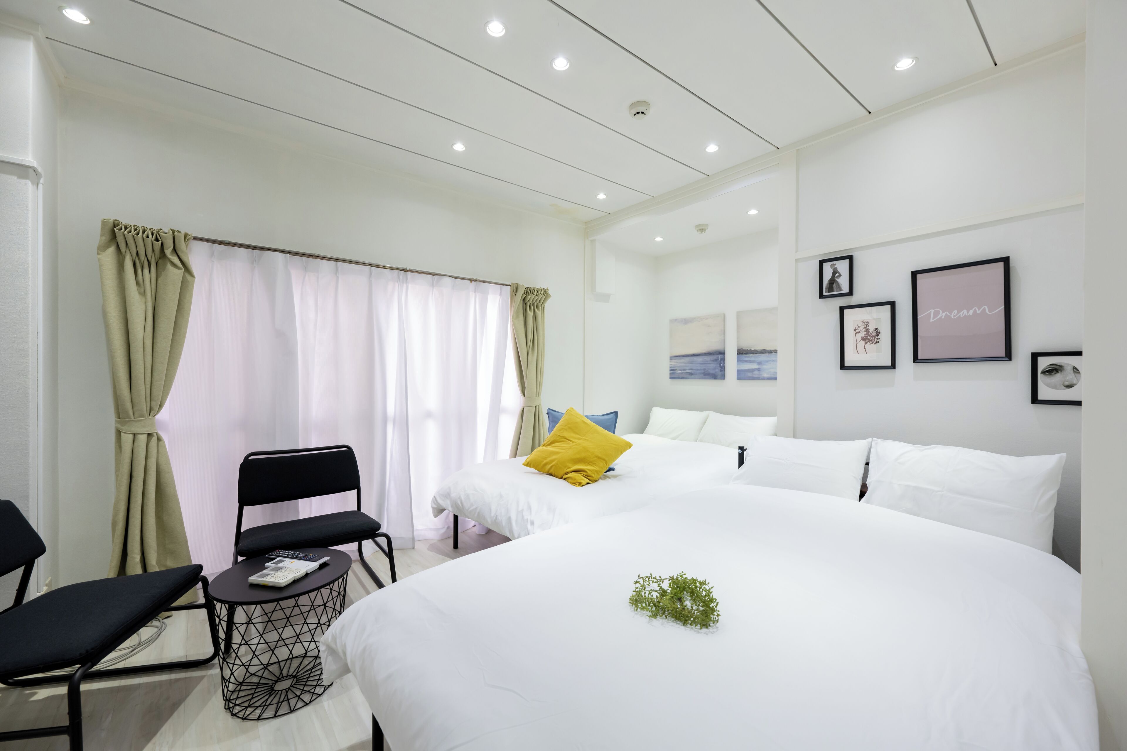 1 bedroom, bed sheets