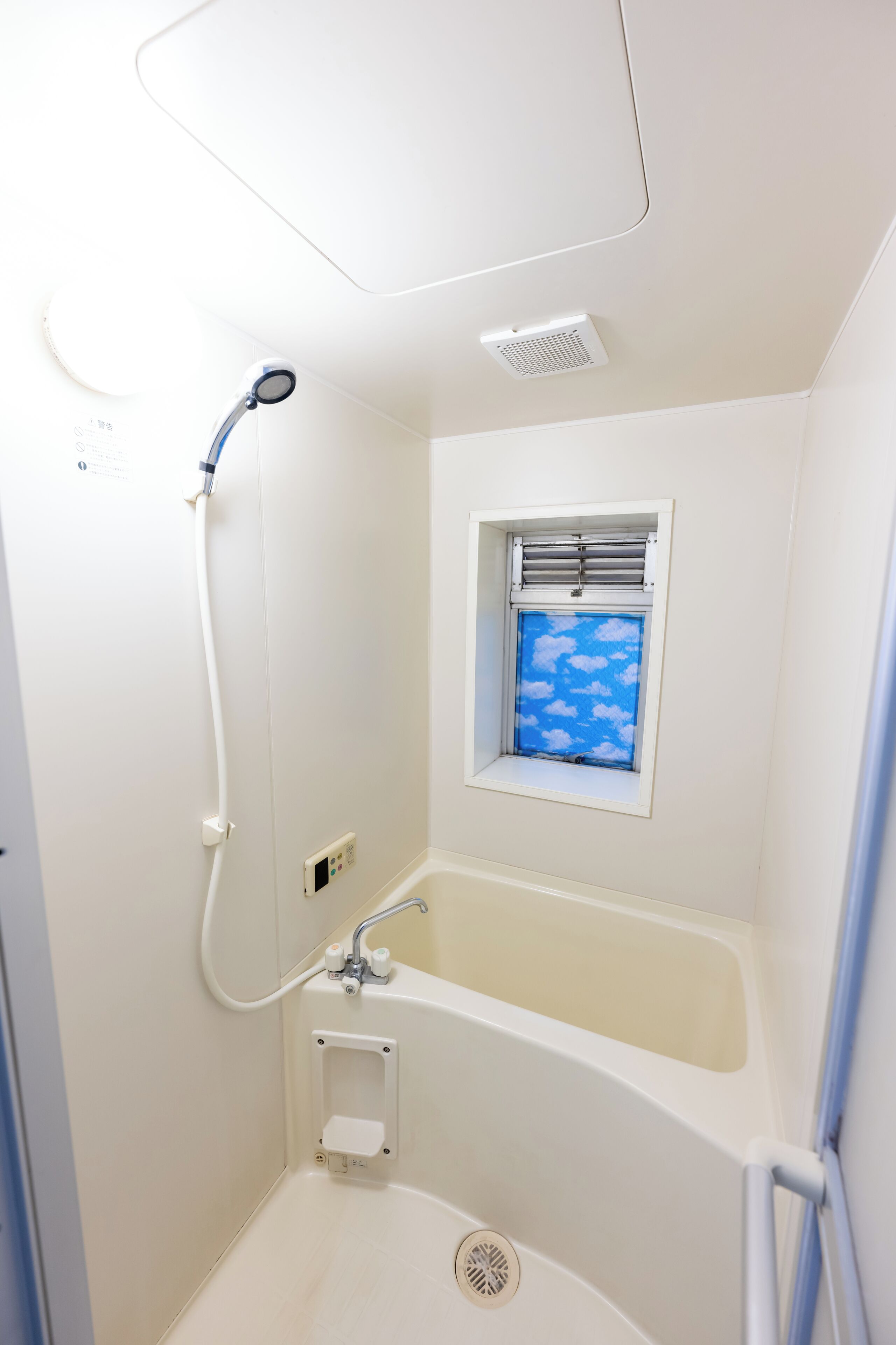 ヘアドライヤー、タオル  、石鹸、トイレットペーパー