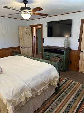 3 habitaciones, tabla de planchar con plancha, wifi y ropa de cama 