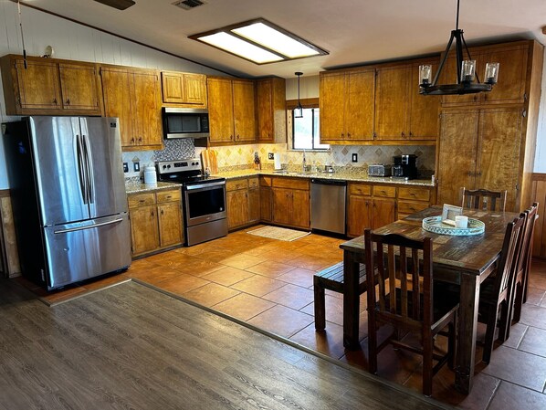 Four Ă micro-ondes, un four, surface de cuisson, lave-vaisselle