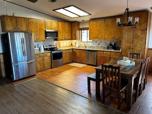 Four Ă micro-ondes, un four, surface de cuisson, lave-vaisselle