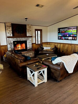 Smart TV y chimenea 