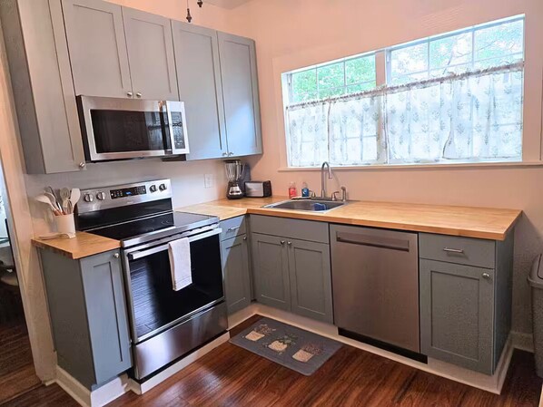 Four à micro-ondes, un four, surface de cuisson, lave-vaisselle