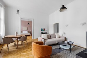 TV, stereo - Blueground | Wieden, washer/dryer, nr Belvedere (Vienna)