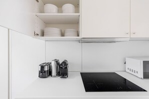 Réfrigérateur, four à micro-ondes, un four, surface de cuisson