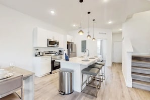 Mikrobølgeovn, ovn, kokeplater og oppvaskmaskin