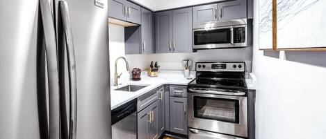 Refrigerador, microondas, horno y parrilla de estufa