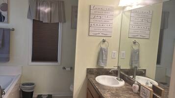 Whirlpool, Bidet, Handtücher, Seife