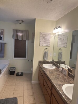 Whirlpool, Bidet, Handtücher, Seife