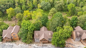 Un conjunto de cabañas rodeadas de un bosque frondoso.